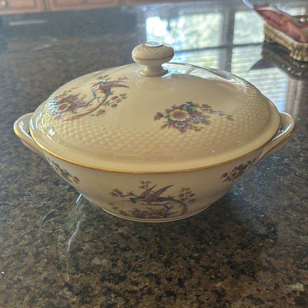 Thomas Ivory Serving Bowl with cover